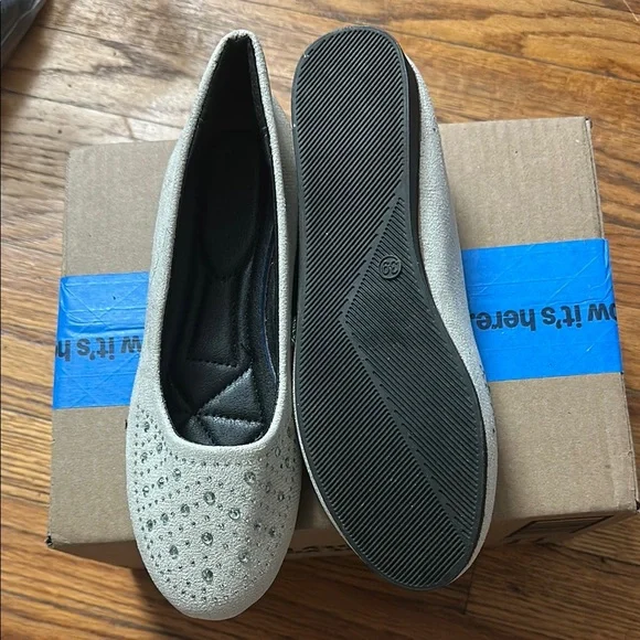 Elegant Silver Women's Flats - Picture 2 of 3